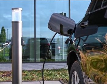 Ein Auto was an einer Ladesäule aufgeladen wird